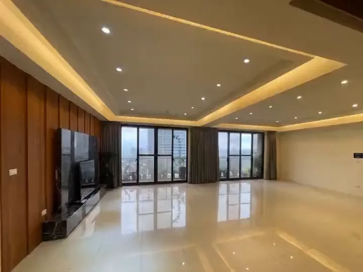 Drag to compare the first frame (empty room) and the last frame (furnished room) (before)