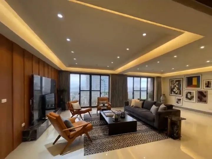 Drag to compare the first frame (empty room) and the last frame (furnished room) (after)