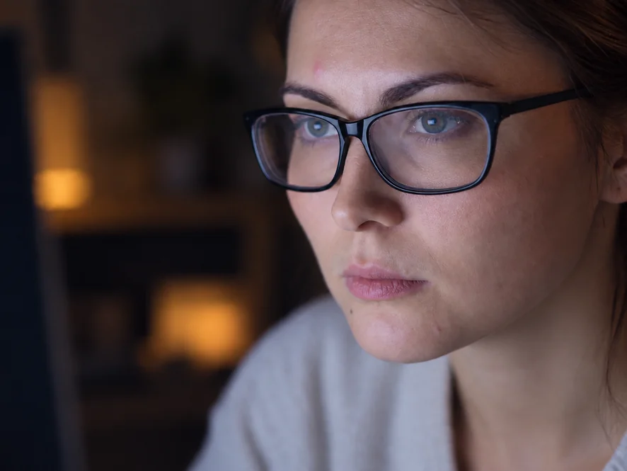 Drag to compare the webcam portrait before and after removing screen reflections from the glasses (after)