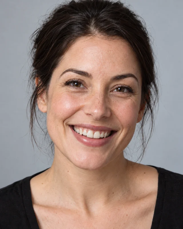 Drag to compare the smile with a front gap and the straightened smile (after)