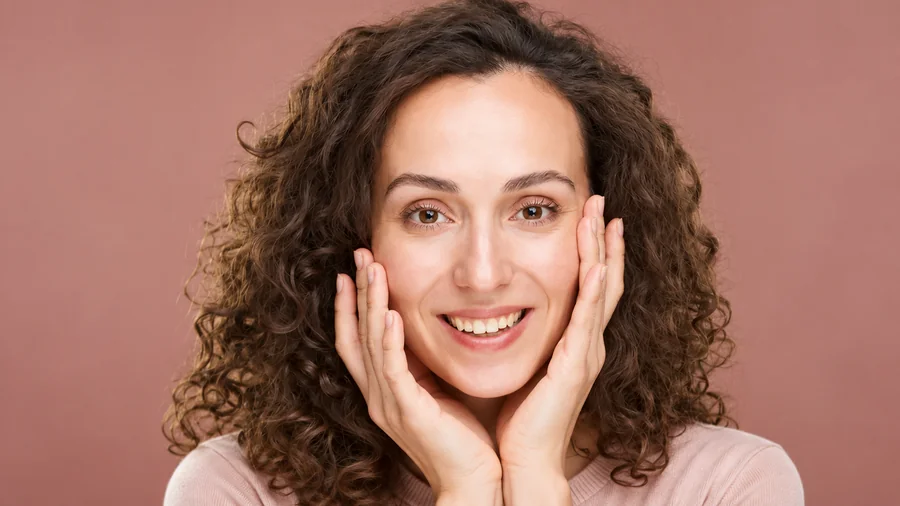 Drag to compare the beauty portrait before and after Hollywood white teeth (before)