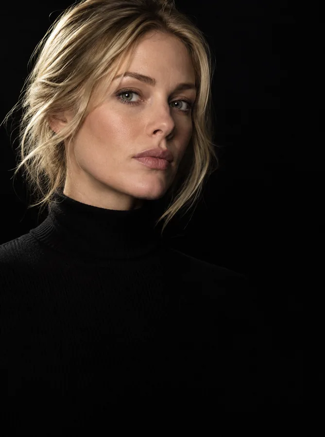 Drag to compare the portrait with a photographer signature and without it (after)